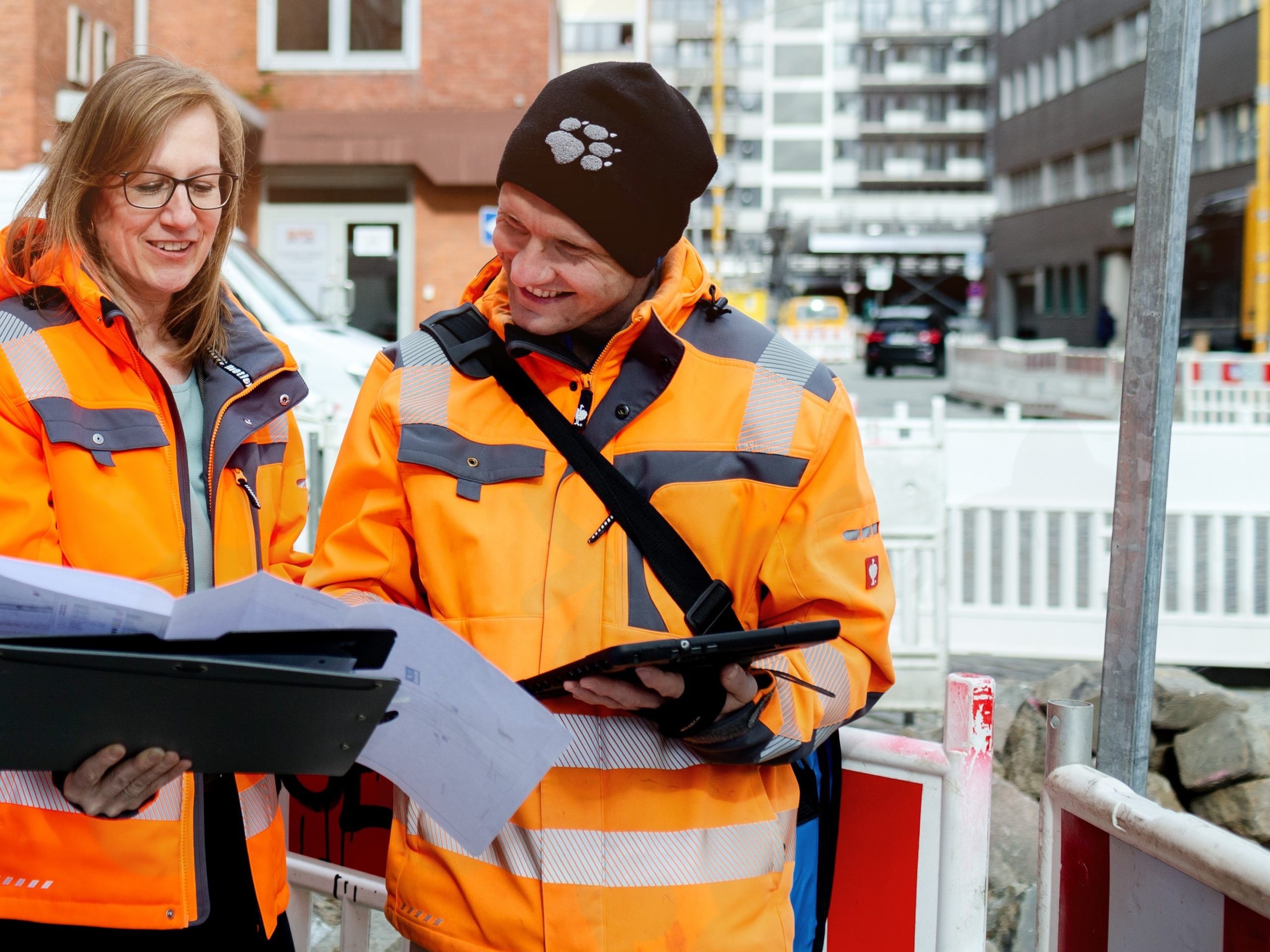 Schmeck-Junker Ingenieurbüro Karriere drei Personen mit Straßenplan